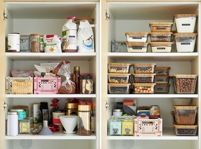 armário com comida organizado na cozinha