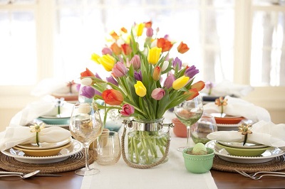 arranjo de tulipas no centro de uma mesa de páscoa