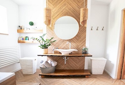 casa de banho com móveis em madeira e plantas