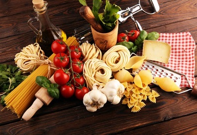 mesa com ingredientes frescos italianos