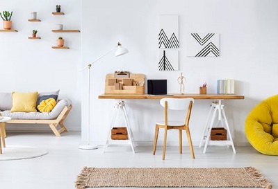 escritório em casa decorado com cores claras, quadros e arrumação