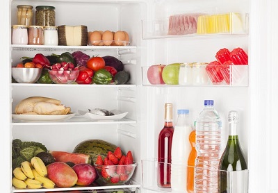frigorífico aberto com frutas, legumes e iogurtes