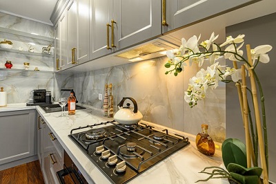 cozinha moderna com flores brancas organizada