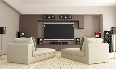 sala de cinema em casa com sistema de som