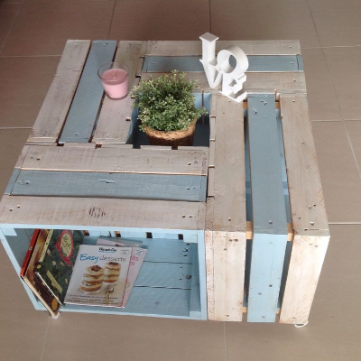 mesa de centro feita com caixas de madeira