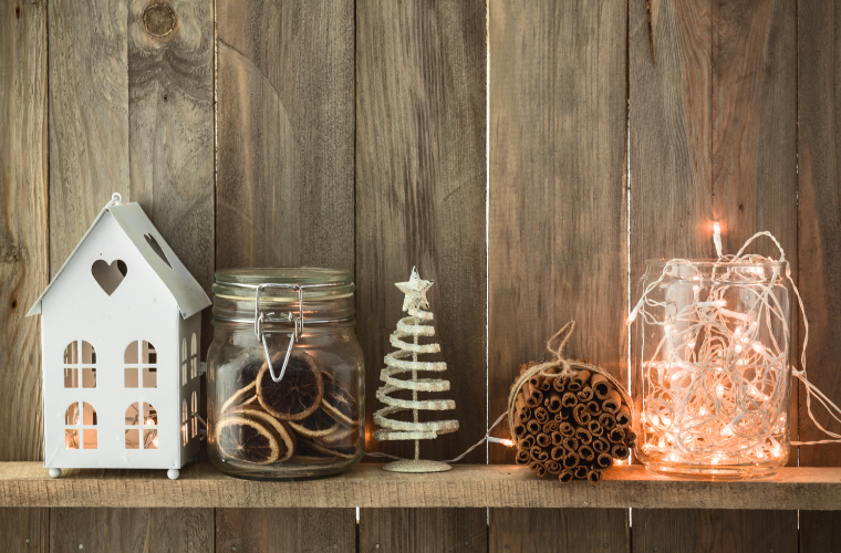 Uma prateleira com decoração original;decoração de natal com pinhas, decoração de natal com material reciclável, decoração de natal com luzes