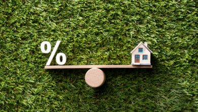 Balança em equilíbrio com ícone de percentagem à esquerda e uma casa à direita, fazendo referência à escolha entre taxa fixa ou taxa variável na contratação do crédito habitação